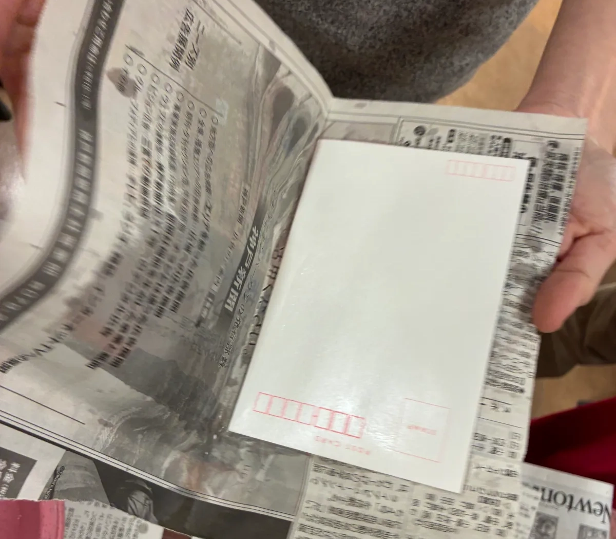 水気を切る(紙版画のインクをのせる前準備です)