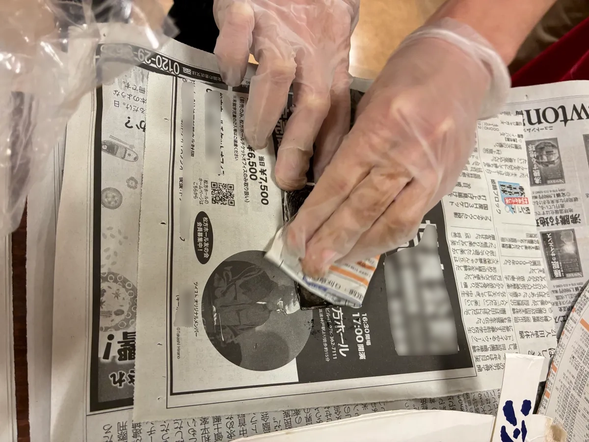 拭き取り(紙版画のインクをしっかり拭き取ります)