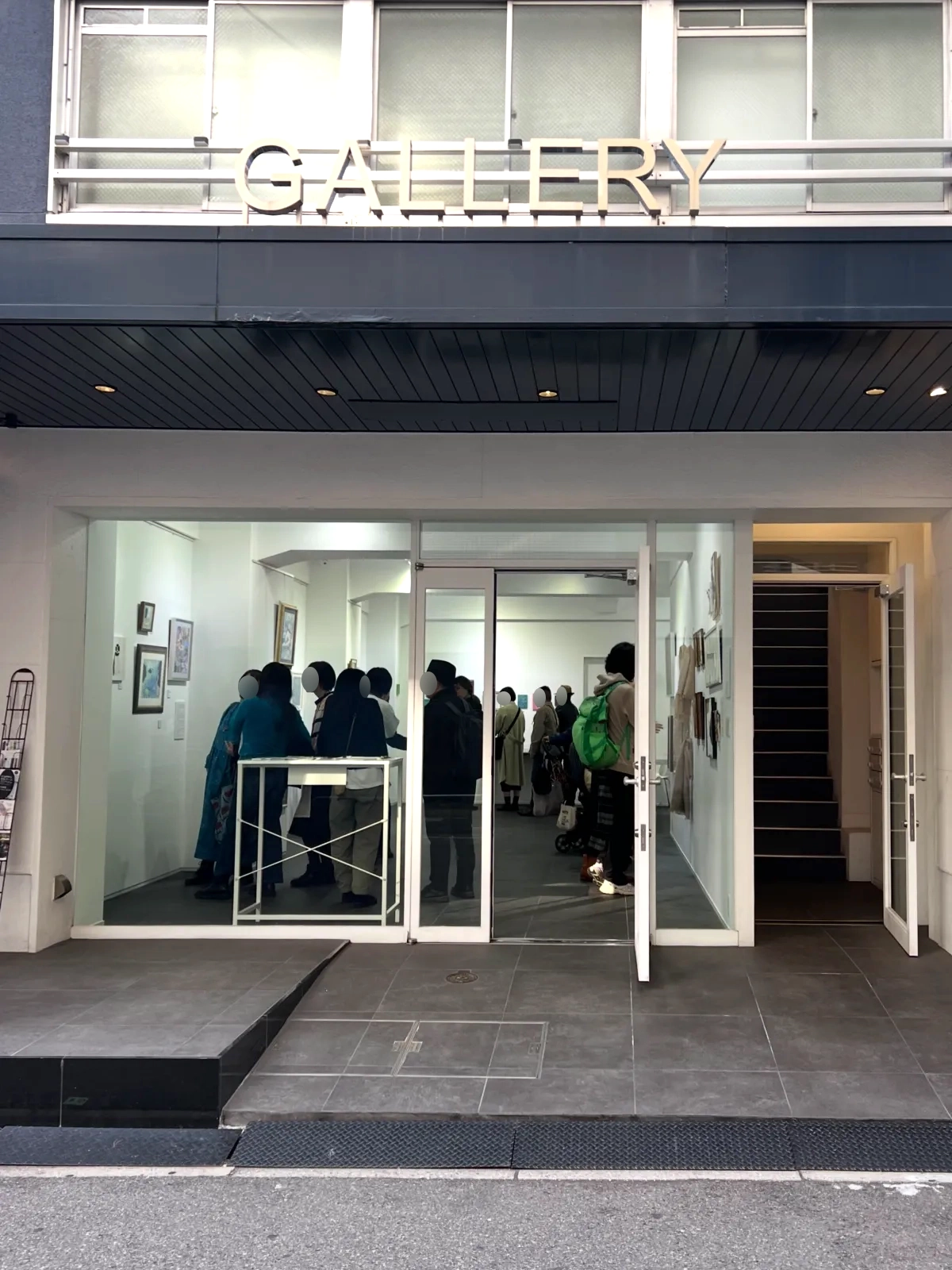 展示会場での対話の風景