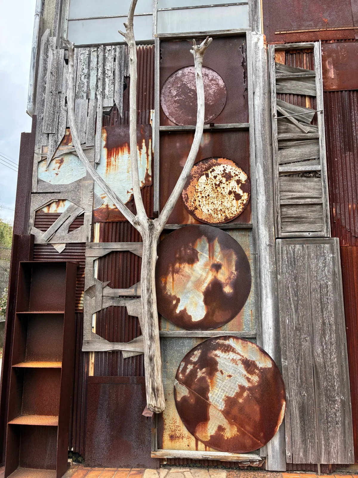 直島家プロジェクト:大竹伸朗氏の『はいしゃ』