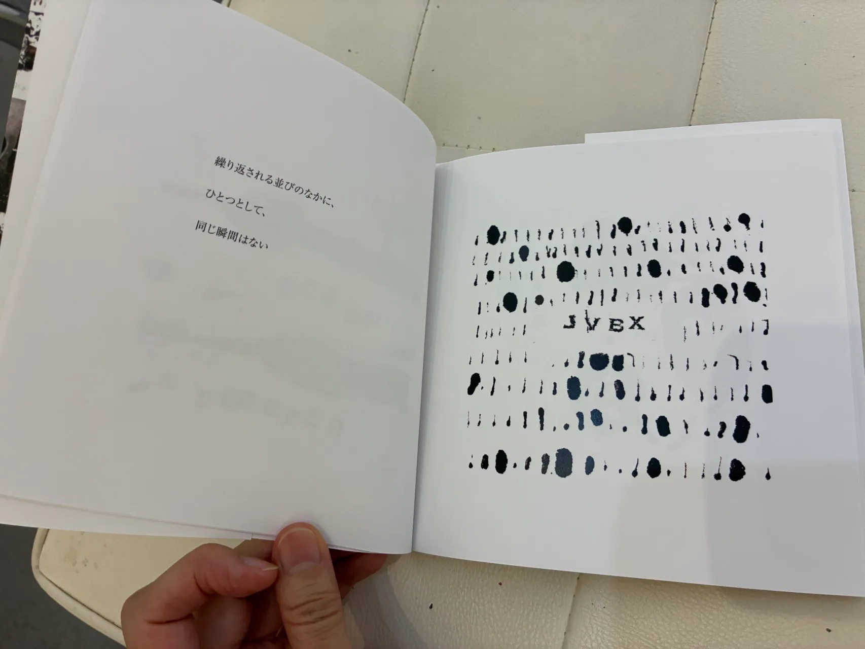 来場者がZINEを読む様子