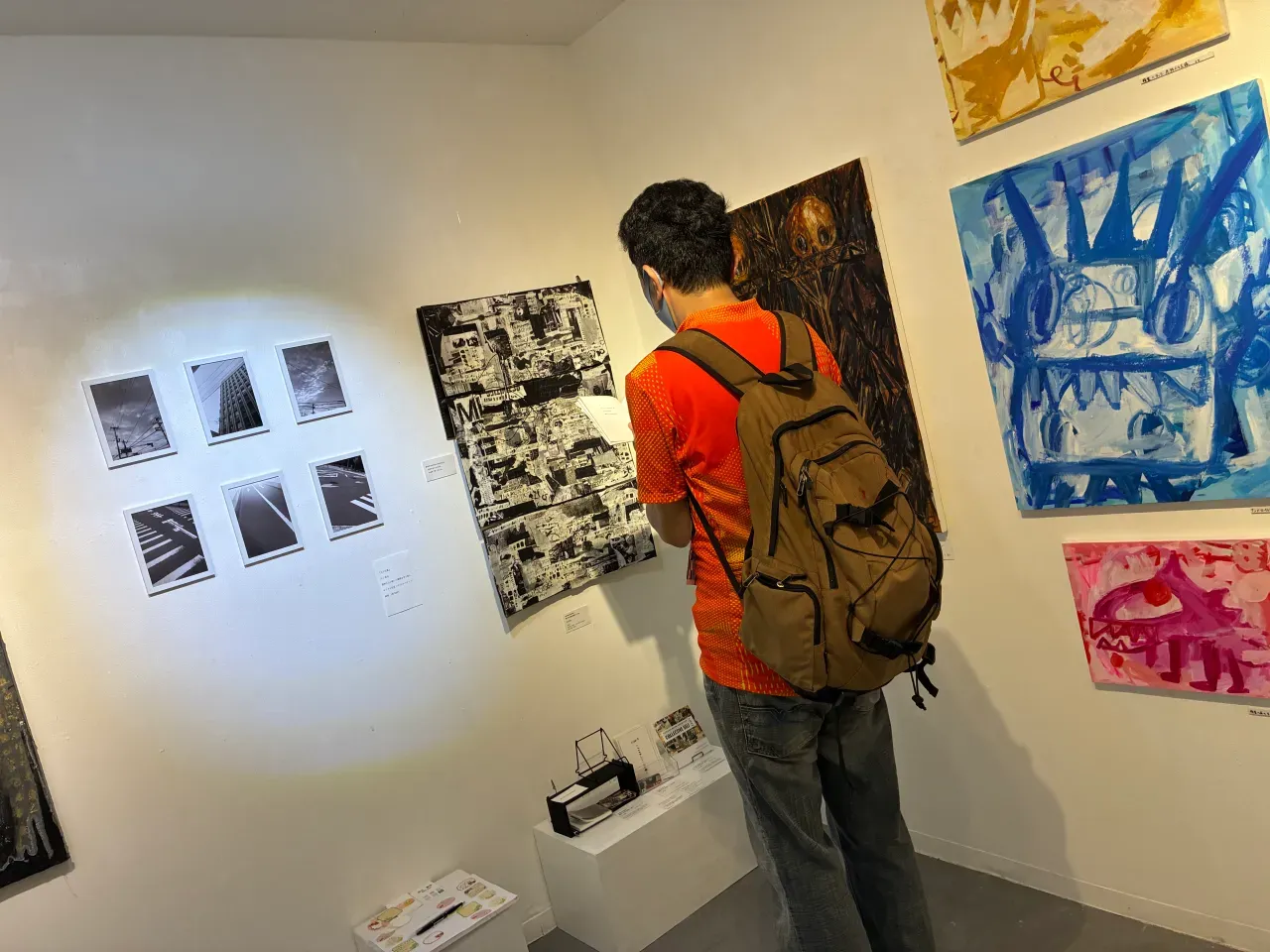 来場者がZINEを読む様子
