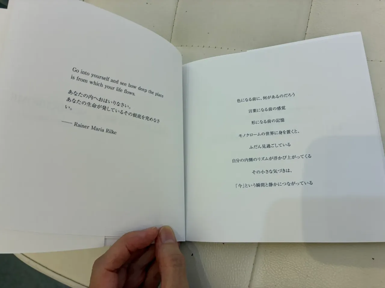 来場者がZINEを読む様子